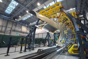 Im CFK-Valley bei Stade testet des Fraunhofer IFAM die automatisierte Montage faserverstärkter Kunststoffplatten (FVK) für die Flugzeughülle.