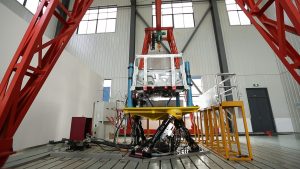 Der hydraulische Simulationstisch von Moog beim Testversuch mit einem Fahrzeugmotorblock bei CTI Suzhou.
