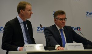 ZVEI-Chefvolkswirt Dr. Andreas Gontermann (links) und Dr. Klaus Mittelbach, Vorsitzender der ZVEI-Geschäftsführung, bei der Jahresauftakt-Pressekonferenz in Frankfurt am Main.