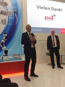 Der Elmo-CEO Haim Monhait und Stefan Schmitz-Galow, Geschäftsführer der deutschen Niedelassung, bei der Präsentation des neuen Servoantriebs im Rahmen der SPS IPC Drives.