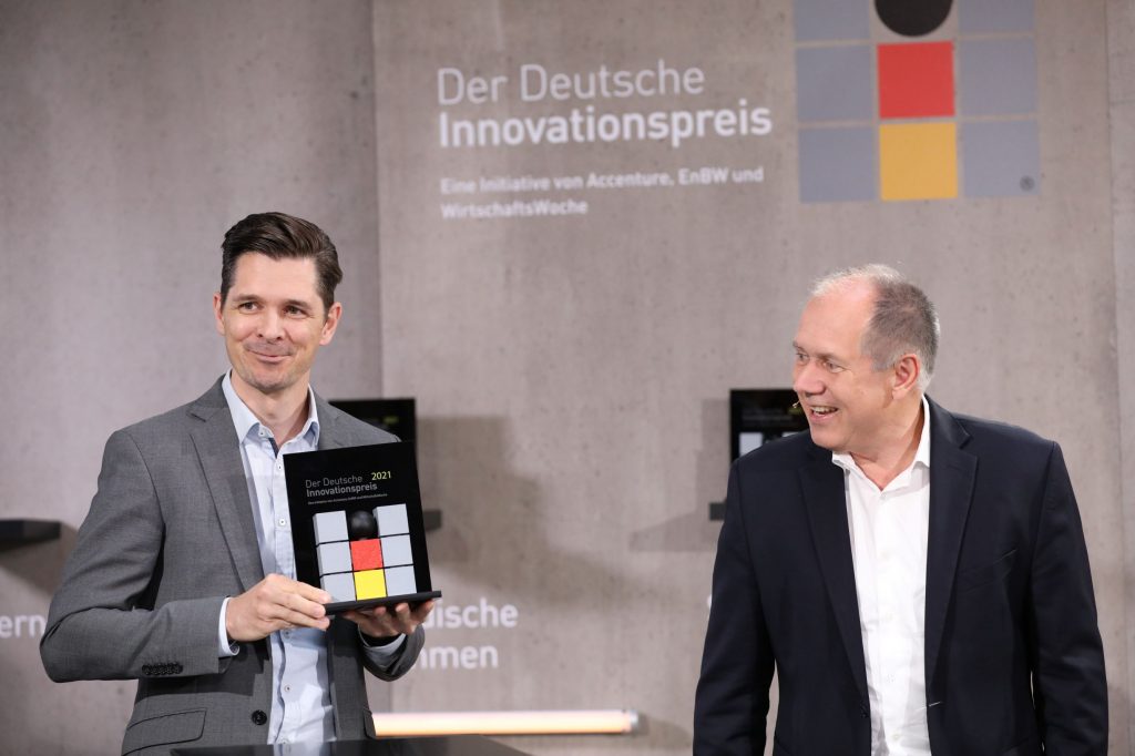 Philipp Guth, Leiter der Business Unit Automation & Electrification Solutions der Bosch Rexroth AG, nimmt den Deutschen Innovationspreis 2021 entgegen.