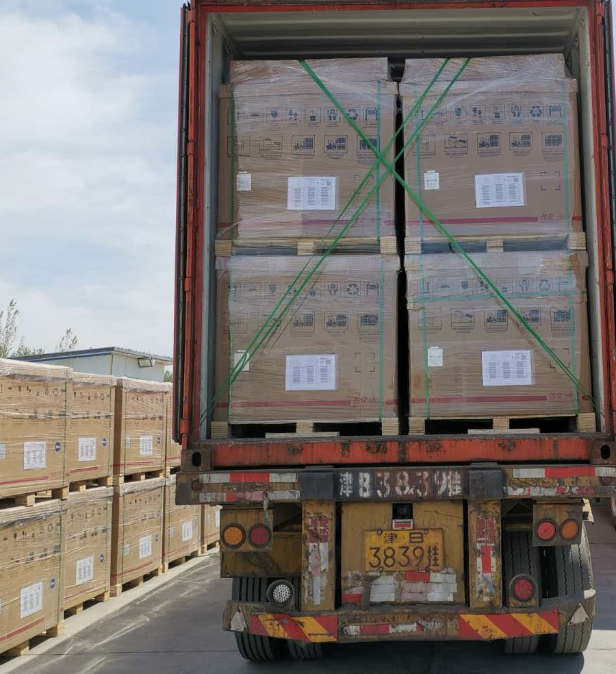  Container mit PV-Panels in Kisten vor der Abreise nach Europa
