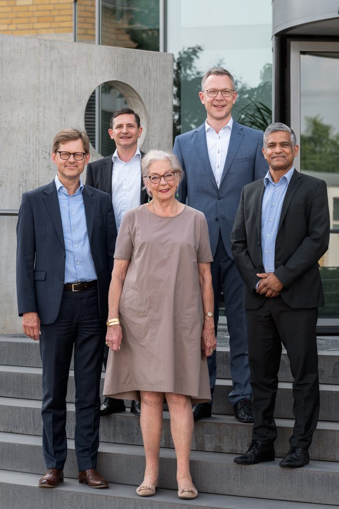 v. l.: Steffen Philipp (Geschäftsführender Gesellschafter), Dr. Michael Löbig (CFO), Ingrid Philipp (Gesellschafterin), Jörg de la Motte (CEO), Sankar Ramakrishnan (ehemaliger CEO)