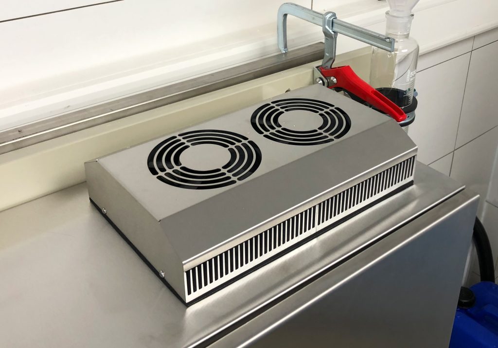  Das kompakte Kühlgerät PK 150 funktioniert mit Peltiertechnik lageunabhängig, energiesparend und wartungsarm. 