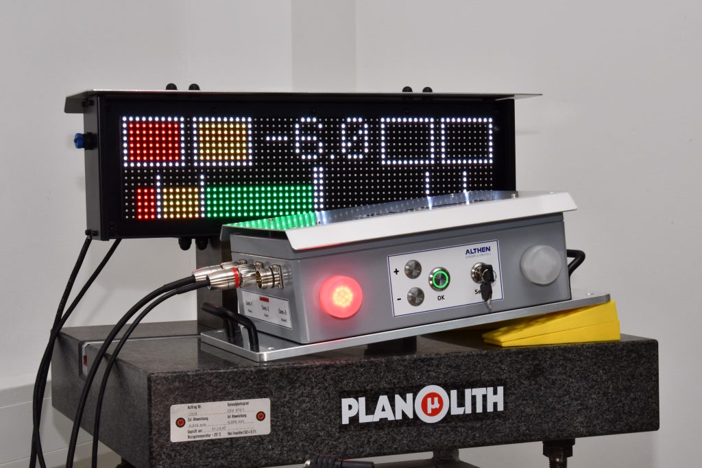  Das Neigungswinkel-Messsystem MTMS, bestehend aus Messeinheit mit Sensor im Aluminiumgehäuse sowie LED-Balkenanzeige.