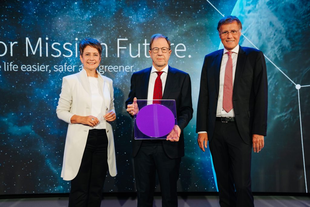 "Ready for Mission Future" - Infineon Austria-Vorstandsvorsitzende Sabine Herlitschka, Infineon-Vorstandsvorsitzender Reinhard Ploss und Jochen Hanebeck, Mitglied des Infineon Vorstands und COO (v.l.n.r)