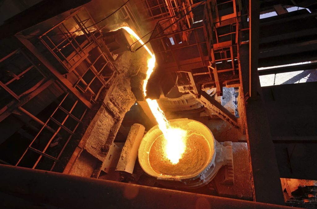  Die Bedingungen für Messgeräte in der Stahlherstellung sind hart: Der flüssige Stahl besitzt eine Temperatur von 1.600°C.