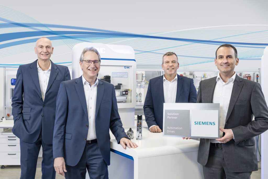 (v.l.n.r.): Andreas Gronau, Solution Partner Manager bei Siemens, und Wolfgang Karges, Vertriebsingenieur von Siemens, freuen sich auf die Zusammenarbeit mit Ralf Laber, Geschäftsführer von SMC, und Pascal Borusiak, Director Business Operations bei SMC.
