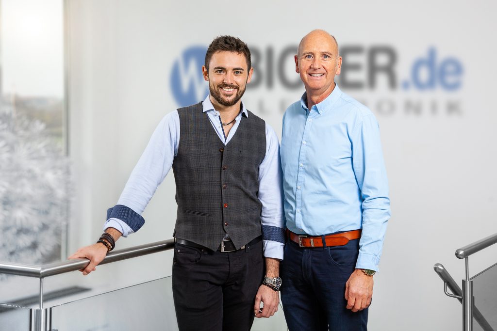 Tom Bicker (links) und Markus Bicker (rechts) führen gemeinsam die Geschäfte der Bicker Elektronik GmbH