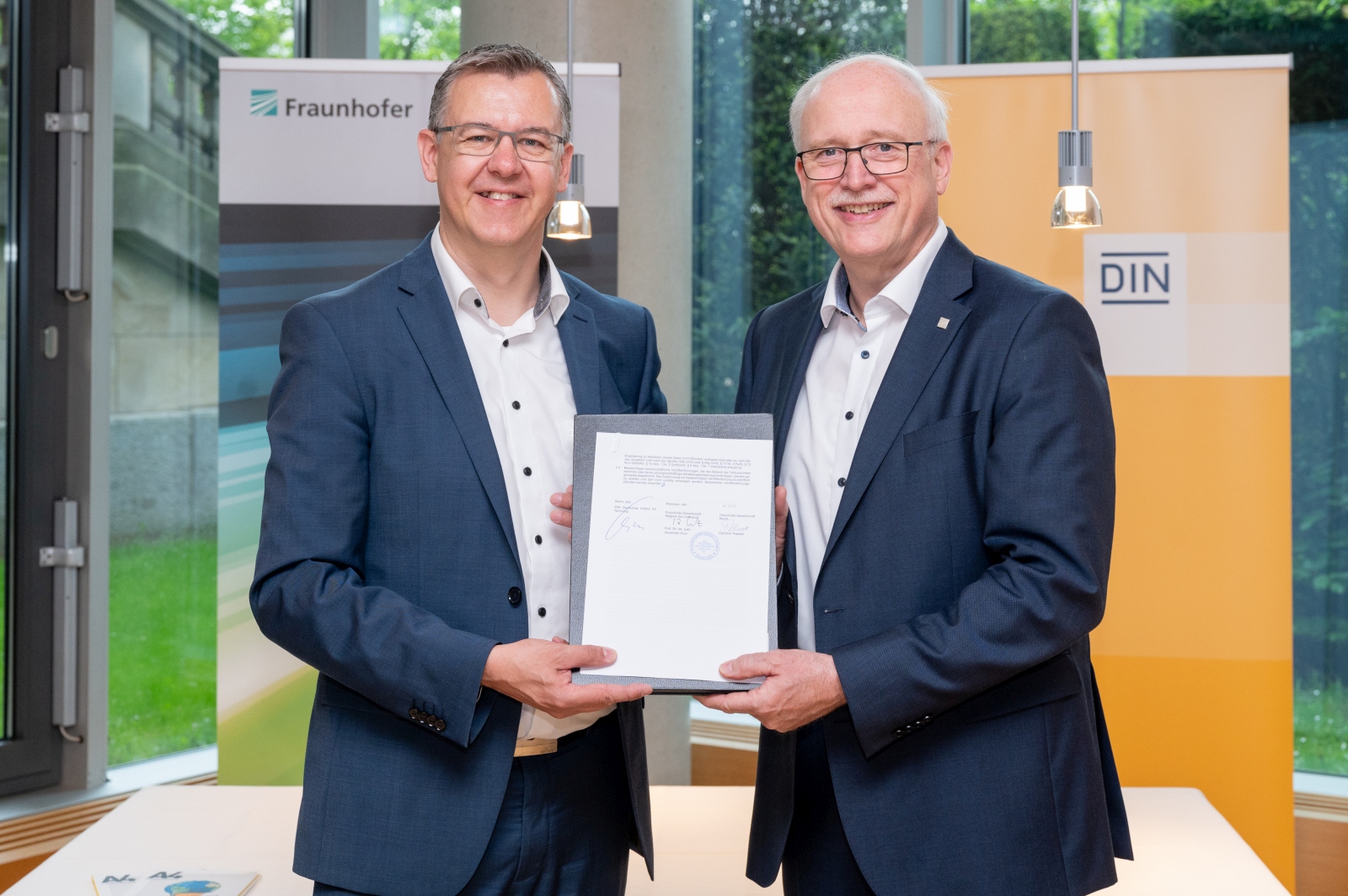 DIN und Fraunhofer-Gesellschaft unterzeichnen Kooperationsvereinbarung