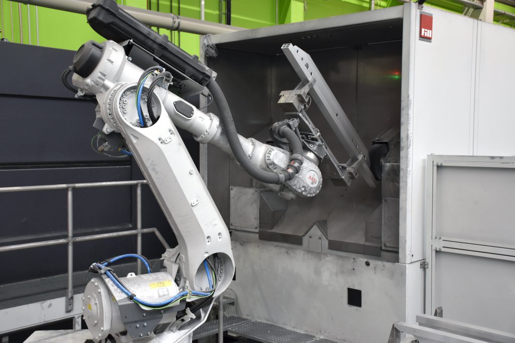  In der Industrie übernehmen Roboter Arbeiten, die für Menschen zu gefährlich, zu kompliziert, zu schwer, zu schmutzig oder zu eintönig sind.