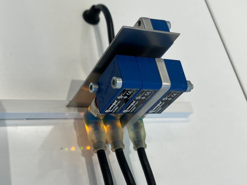  Die WeproTec-Technik von Wenglor verhindert, dass sich zwei induktive Sensoren in einer Anlage gegenseitig beeinflussen, die Sensoren können also direkt nebeneinander montiert werden. Dadurch sind bis zu dreifach erhöhte Schaltabstände möglich. 