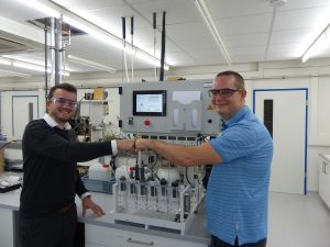 Alexander Kamke (rechts, Division Manager R&D, Reiss GmbH, Weinheim), und Marvin Karbowiak (Sales Manager Nord Baden-Württemberg, JUMO, Fulda) freuen sich über das erfolgreiche Partnering-Projekt
