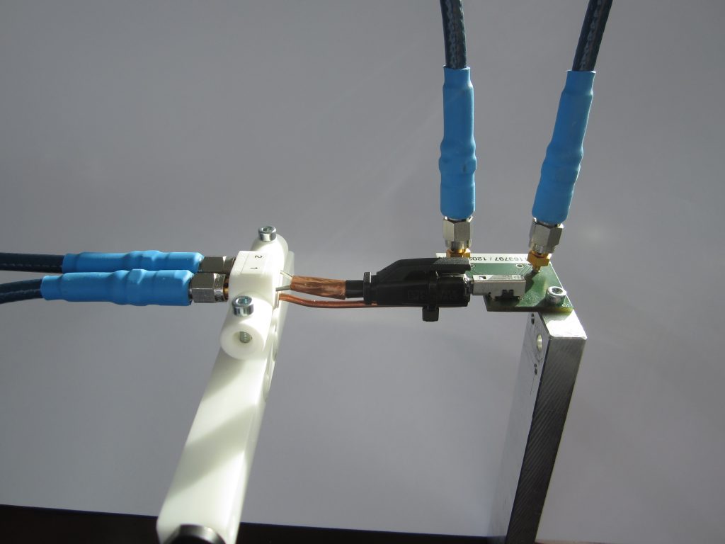  Das SPE-Steckverbinder-Paar während der Messung an den koaxialen Messleitungen des vektoriellen Netzwerkanalysators. 