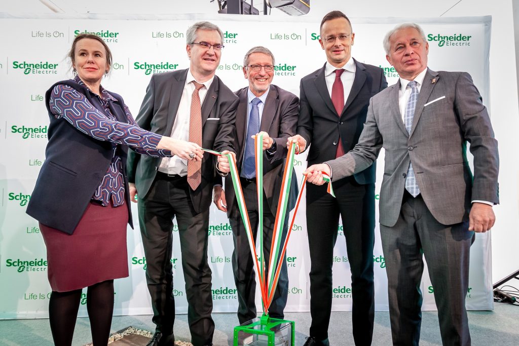 Vertreter von Schneider Electric mit ungarischen Politikern bei der Grundsteinlegung