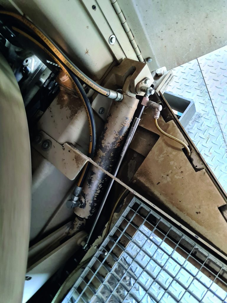  Der analoge Sensor regelt die Hydraulik an der Auslassklappe eines Betonmischers.