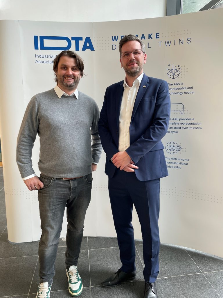 Tobias Fuertjes (l.) Business Development Manager bei PTC und Meik Billmann (r.), Geschäftsführer der IDTA.