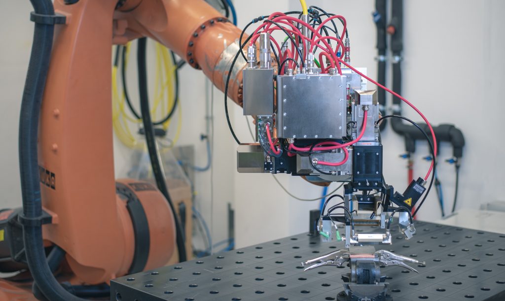  Die zahlreichen Leitungen der Laserbearbeitungsoptik dienen zur Strom- und Datenübertragung und zur Verbindung mit Roboter und Schaltschrank. 