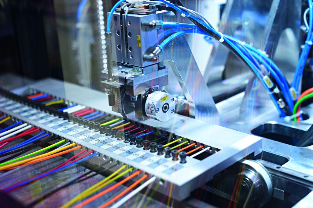  Mit automatisierter Maschinentechnik wie dem Drahtkonfektioniervollautomaten Wire Terminal WT C  von Rittal lassen sich die Prozesse bei AuCom deutlich beschleunigen.