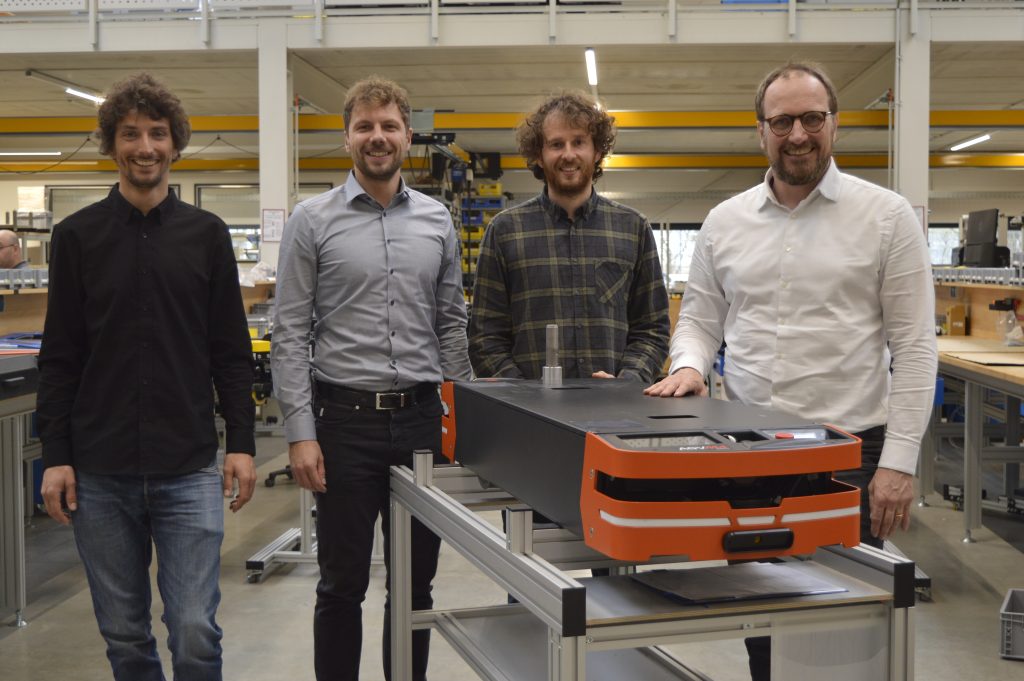  Tom Deanovic, Dennis Wöppel, Franz Haas und Safelog-CEO Mathias Behounek (v.l.n.r.) mit einem AGV vom Typ AGV M4 der aktuellen Generation. 