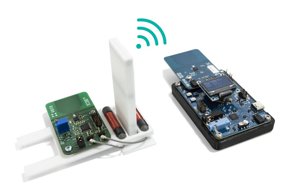 IoT Sensorknoten auf Wiegand-Basis: Die beiden Wiegand-Harvester zwischen den Stabmagneten, unter der weißen Umhausung (links) und die Sendeplatine mit Mikrokontroller, Temperatursensor und UWB-Sendemo (rechts).