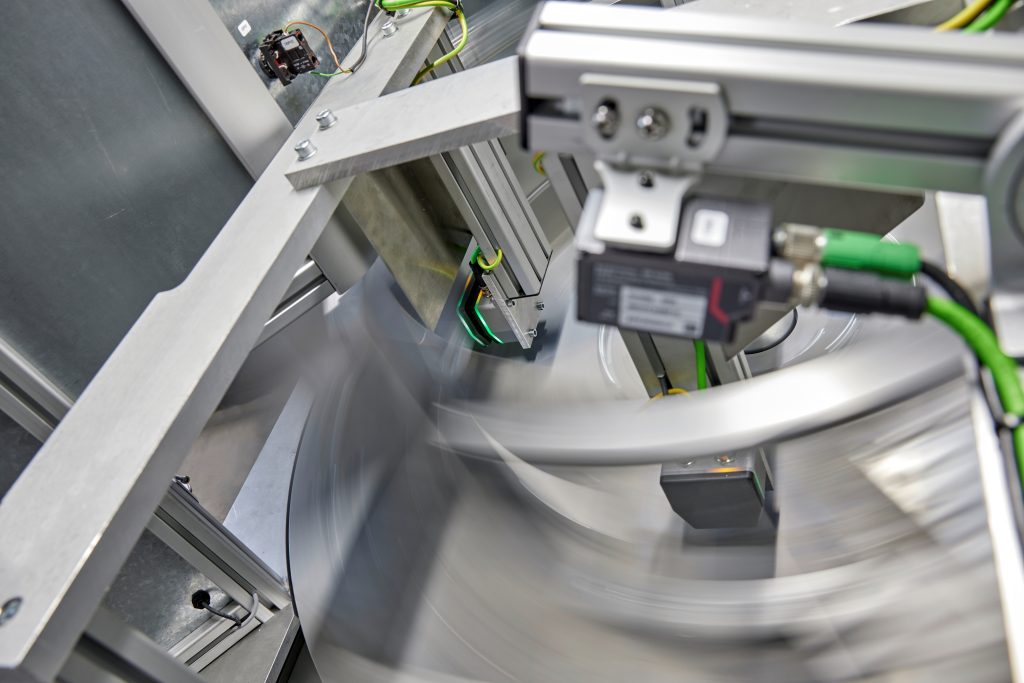  Der NearFi-Koppler im Einsatz in einem Laserschweißautomaten.