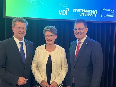 v.l.n.r. VDI-Präsident Prof. Lutz Eckstein, Preisträgerin Dr. Melanie Maas-Brunner, VDI-Direktor Adrian Willig