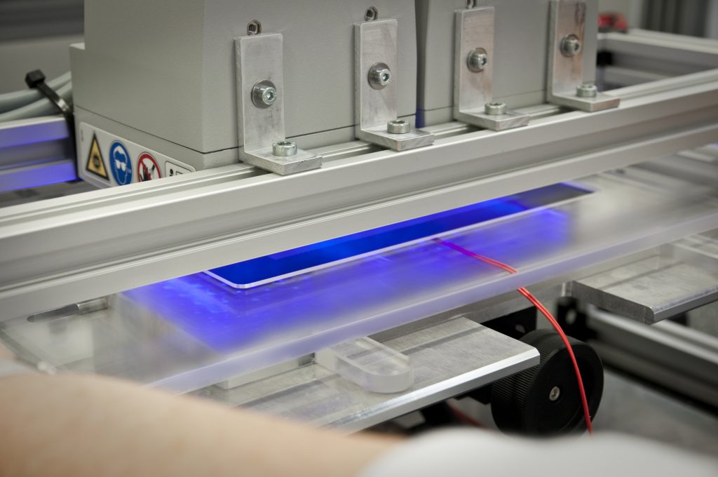  Aushärten beim Wet Bonding mit UV-Licht: Das flüssige Verkleben verspricht hohe optische Qualität und mechanische Stabilität.
