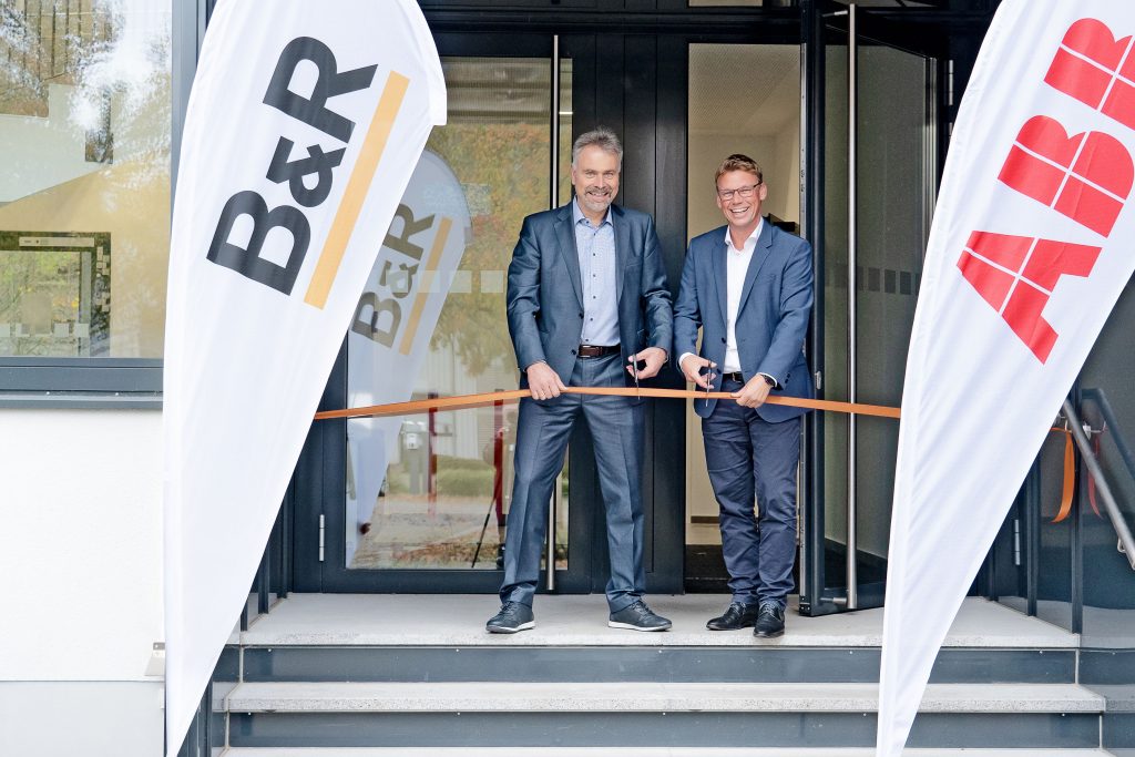 Markus Sandhöfner, Geschäftsführer von B&R, und Jörg Rommelfanger, Leiter der Robotics-Division von ABB Deutschland