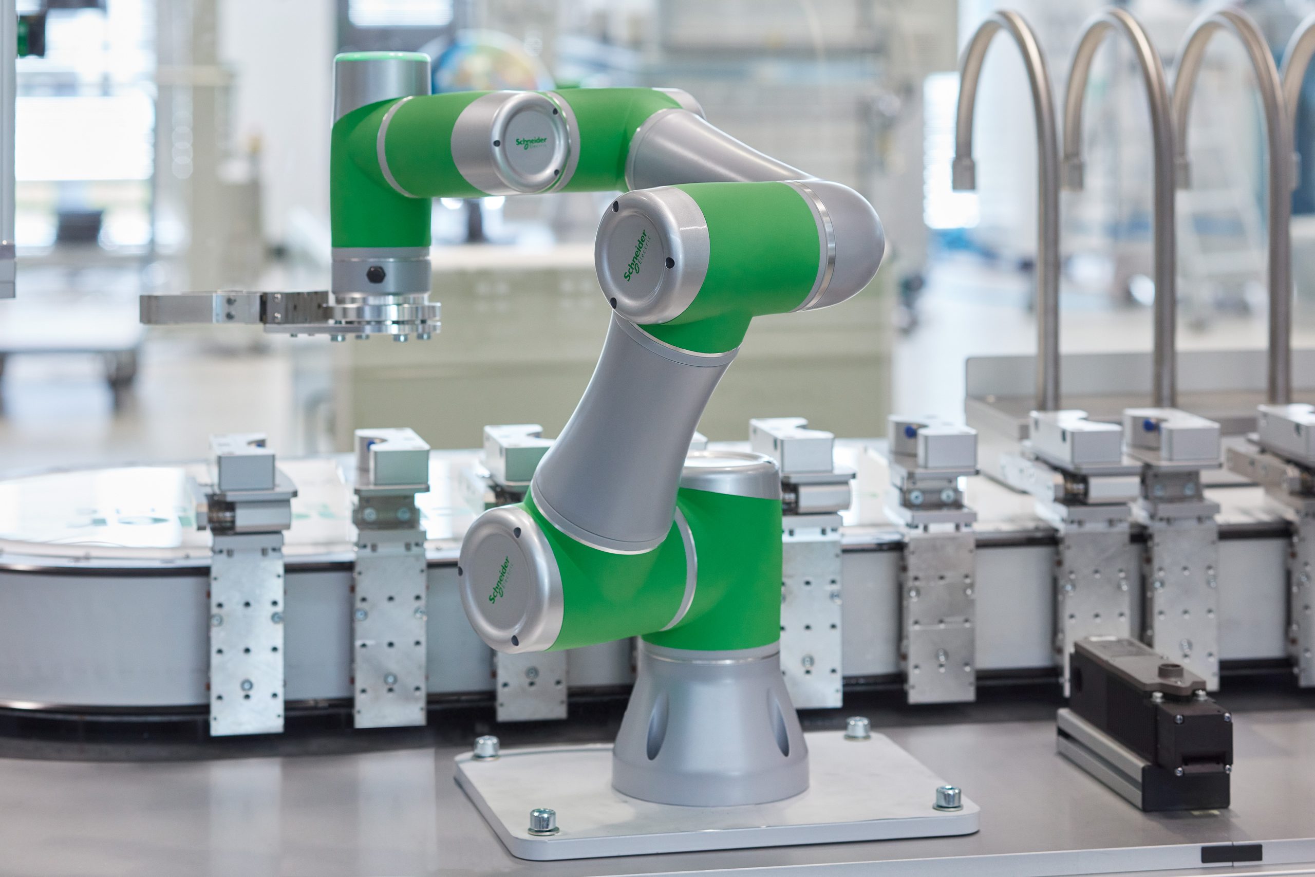 Erster kollaborativer Roboter von Schneider Electric